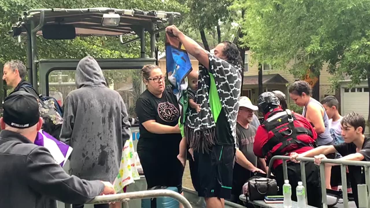 Socorristas prestando servicios en Kingwood.