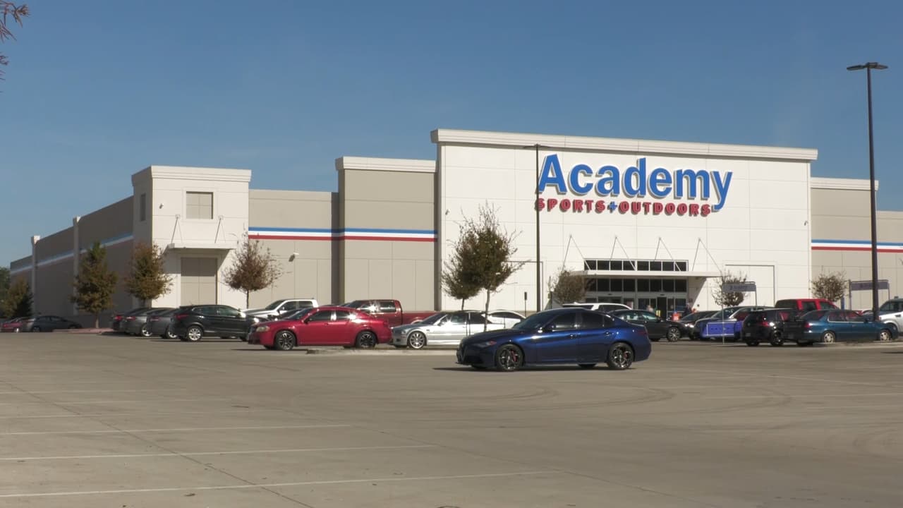 Matan a una mujer y un hombre resulta herido tras tiroteo afuera de una tienda Academy en Dallas  