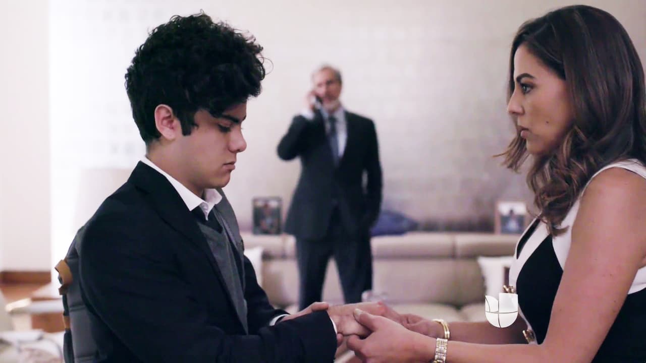 En esta historia Adriana está casada con uno de los líderes del 'Cártel de las sombras' y es madre de un hijo adolescente.