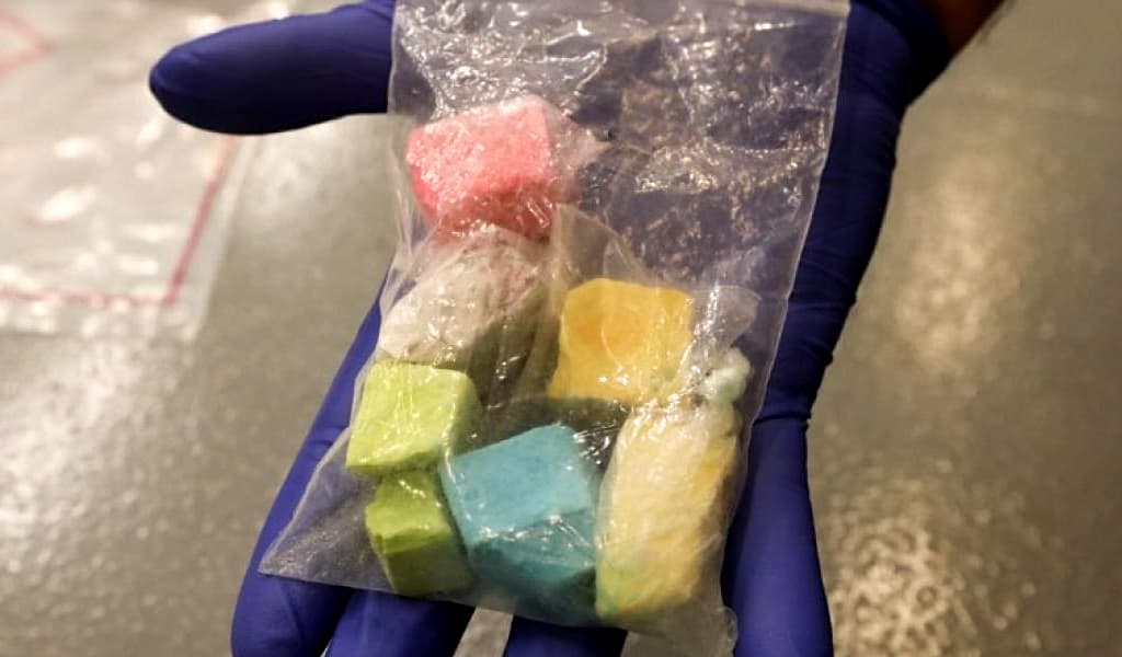 El "fentanilo arcoiris" ha sido decomisado por las autoridades en múltiples formas, incluyendo pastillas, polvo o bloques que asemejan gis o tiza. Aunque existen rumores de que algunos colores son más potentes que otro, los laboratorios de la DEA no han encontrado prueba de esto, y advierten que el fentanilo debe ser considerado "extremadamente peligroso" en cualquier color, forma y tamaño.