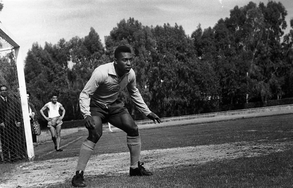 Pelé consiguió esa asombrosa cifra en 842 partidos, dejando una media promedio de 0.91 goles por partido.
<br>