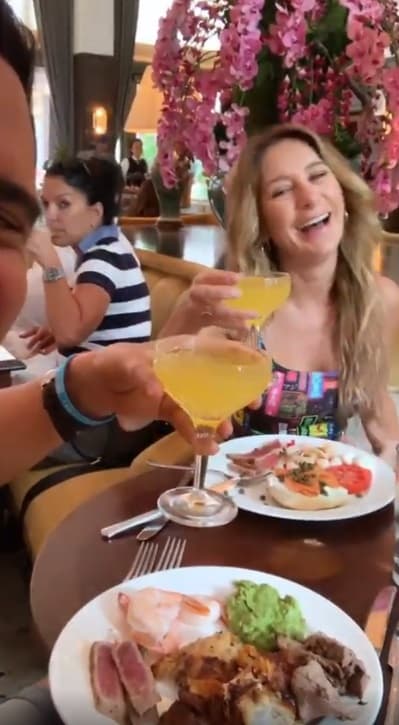 Alejandro y Geraldine brindaron por el reencuentro que sucedió después de más de un año, de acuerdo a la cuenta de tiempo que hicieron al momento.