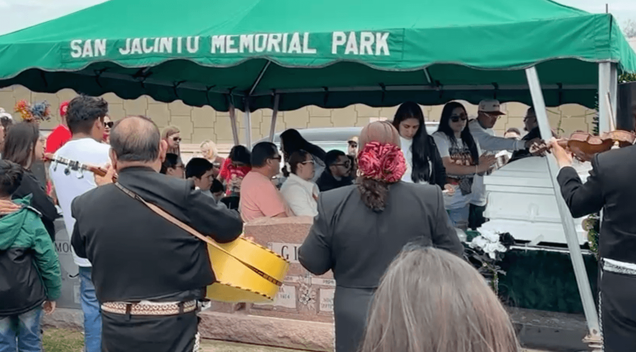 Sin embargo, 
<b>fue en ese momento que supuestamente Rivera lo baleó mortalmente y se dio a la fuga.</b>
<br>