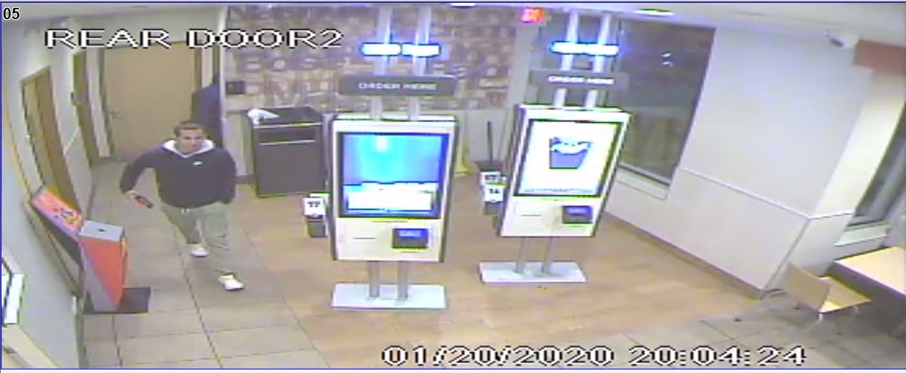 Estas son tomas de pantalla de una cámara de seguridad reveladas por la policía.