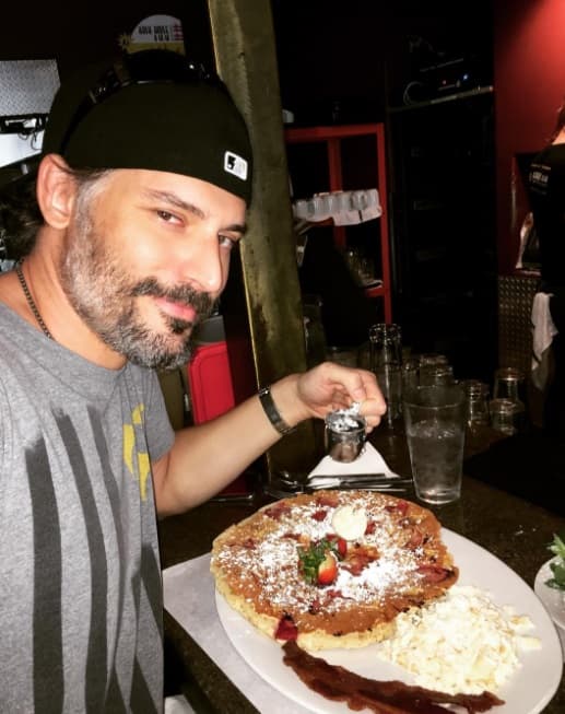 ¡Aquí el responsable de todo! Su amado Joe Manganiello, a quien le fascina la comida igual que a Sofía. Por cierto, ella subió esta foto a sus redes acompañada de un mensajito: "todo es su culpa".