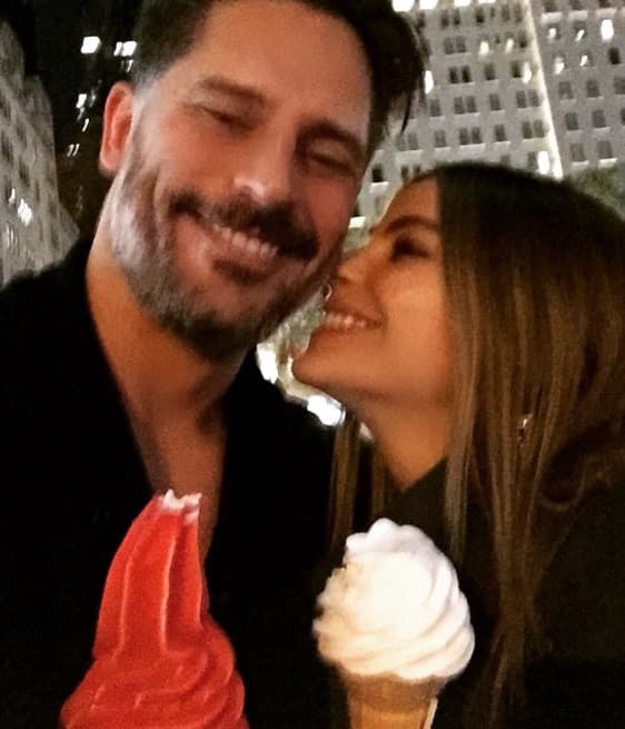 Ni como defenderte Joe, si ya te vieron paseando con 'Toti' por ahí, ambos deborándose un rico helado.