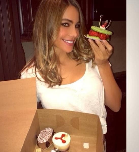 ¿Alguien quiere un pastelillo? Sofía te invita a que disfrutes igual que ella.