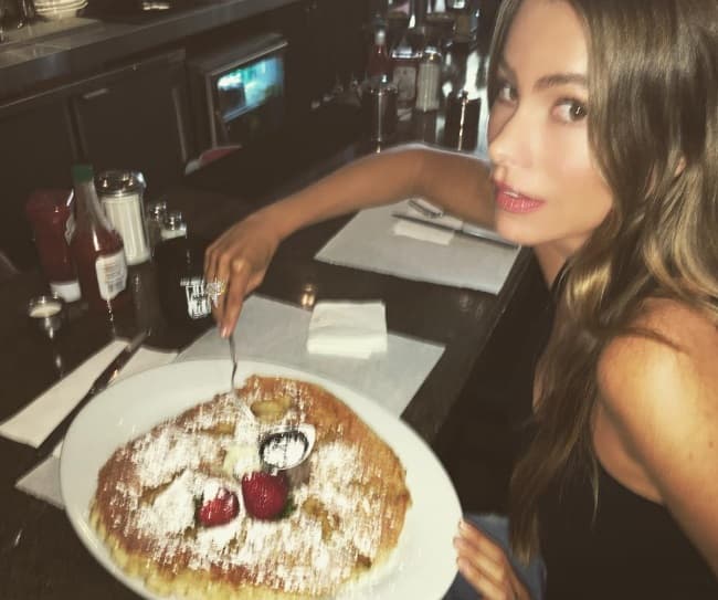 Pero si su debilidad por la comida ha sido intensa últimamente, ella asegura que no ha sido su culpa, pues el principal responsable es nada más y nada menos que un hombre: "Lo juro!!! Esto no es lo que como cada lunes", dijo en sus redes.