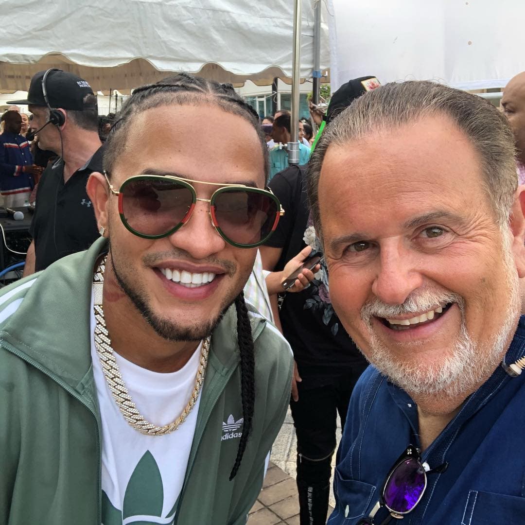 Detrás de cámaras el cantante se tomó fotos con Raúl.
