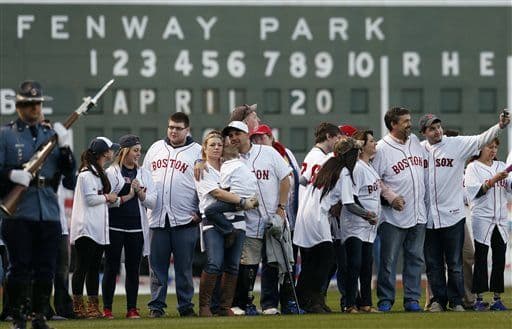 El domingo, algunos sobrevivientes del atentado del año pasado se reunieron en el campo del Fenway Park.