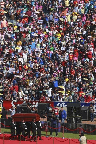 Los asistentes se desbordaron en muestras de afecto, porras y tiernas despedidas.