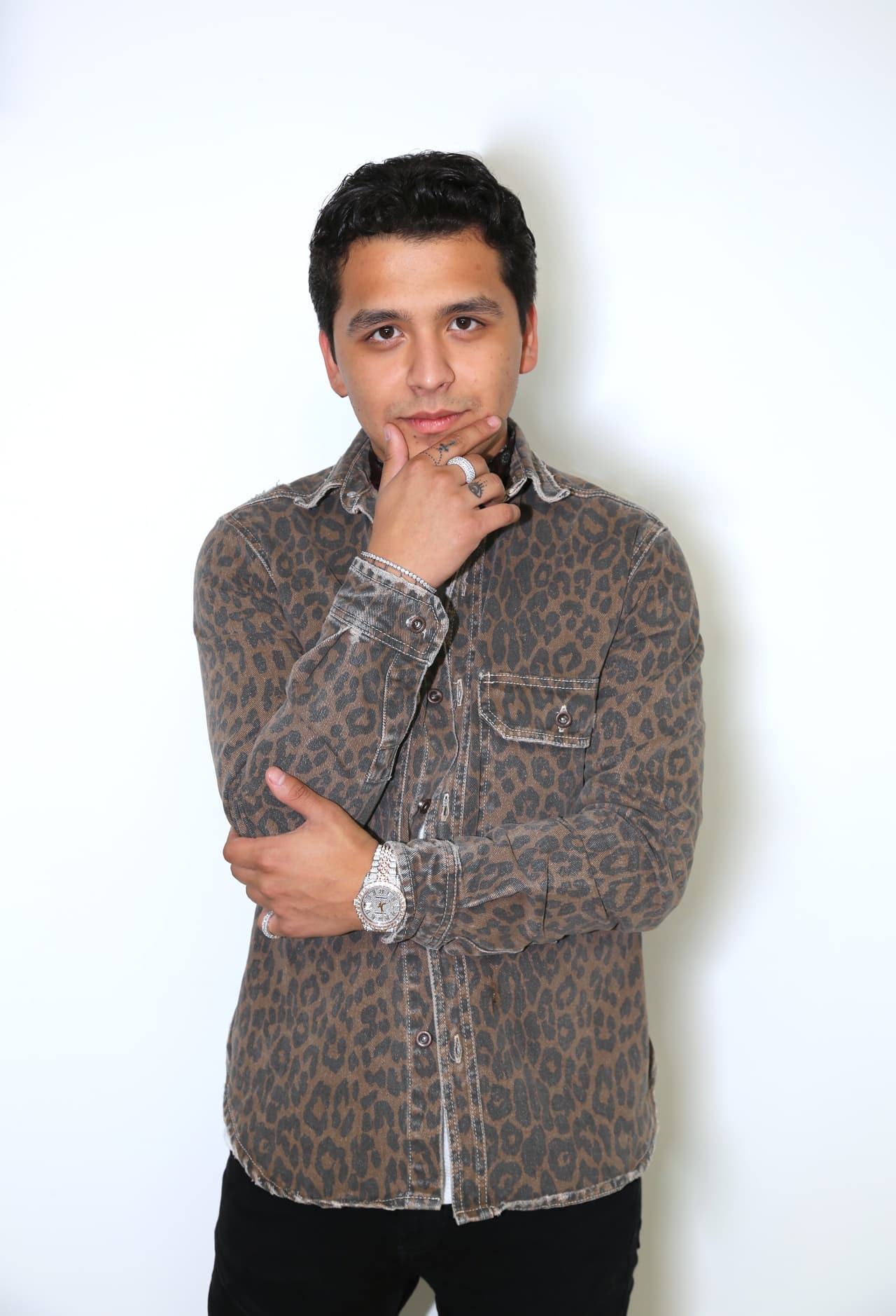 Una de las que más añora es la escuela, pues dejó la preparatoria inconclusa. Aquellos años los disfrutó aún más por
<b><a href="https://www.univision.com/radio/radio-nacional/christian-nodal-hizo-realidad-el-sueno-de-un-nino-de-6-anos-con-espina-bifida-video" target="_blank">la convivencia con sus compañeros</a></b>, algo que anteriormente se le había dificultado.