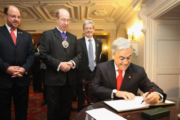 En su paso por Reino Unido, Piñera firmó el libro de visitantes distinguidos en la Casa Solariega en Londres.