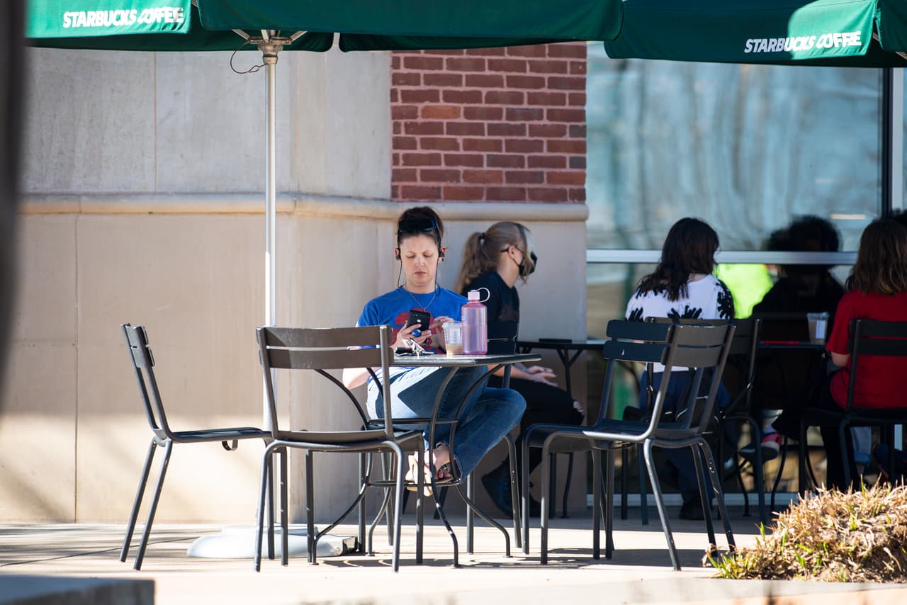 Otros negocios que no requieren el uso de mascarilla para los clientes completamente vacunados son: Costco (a excepción de la farmacia), Trader Joe's, Dillards, Starbucks, Wegmans, Publix y CVS.