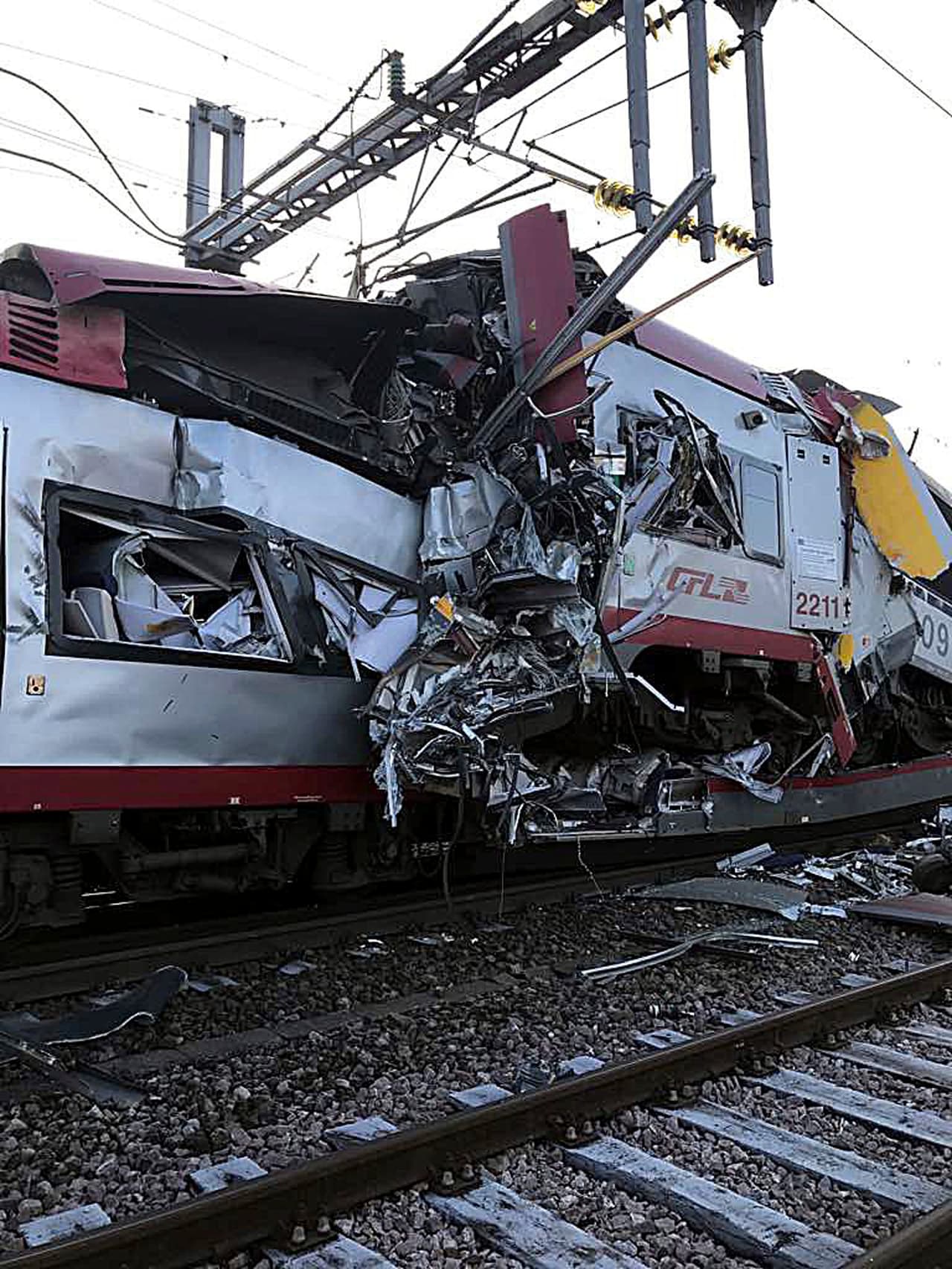 En esta imagen provista por la policía de Luxemburgo se ven dos trenes, uno de carga y otro de pasajeros, que chocaron el martes 14 de febrero de 2017 en Bettemberg causando un muerto y dejando varios heridos. (Luxembourg Police Grand Ducale via AP)