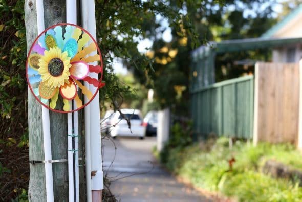 Un rehilete se mueve con el viento en una casa de Nueva Zelanda.