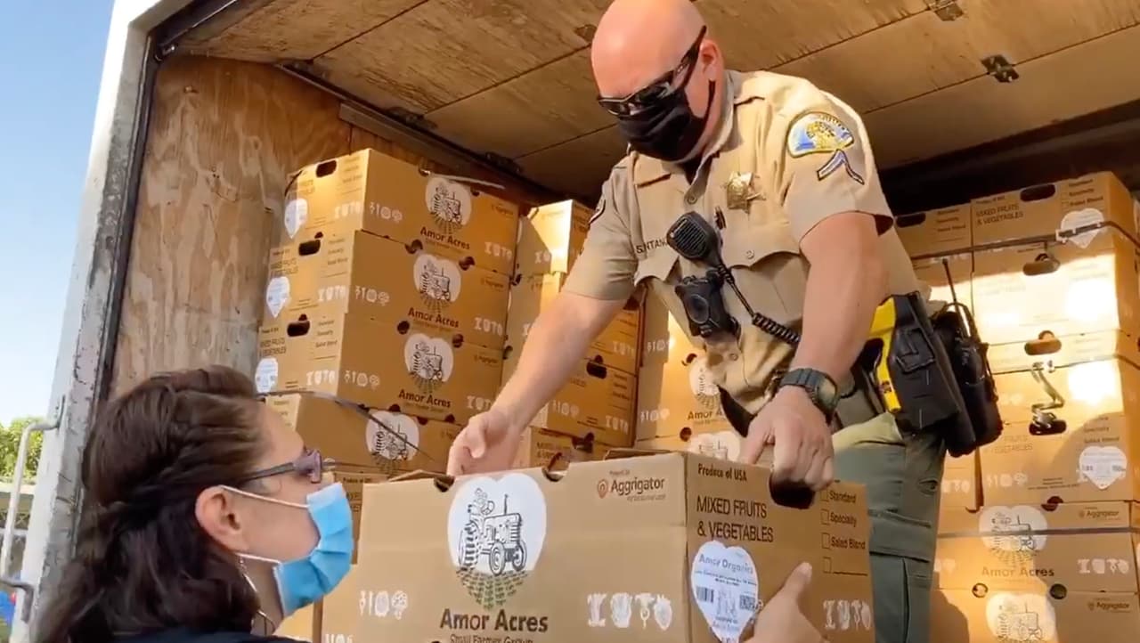 Desde mayo, los agentes de la Oficina del Alguacil del condado de Tulare junto a miembros del Departamento de Agricultura de los Estados (USDA) y la Iglesia Seven Oaks de Visalia han
<b>estado distribuyendo alimentos y mascarillas a los vecinos del condado, principalmente de zonas rurales.</b>