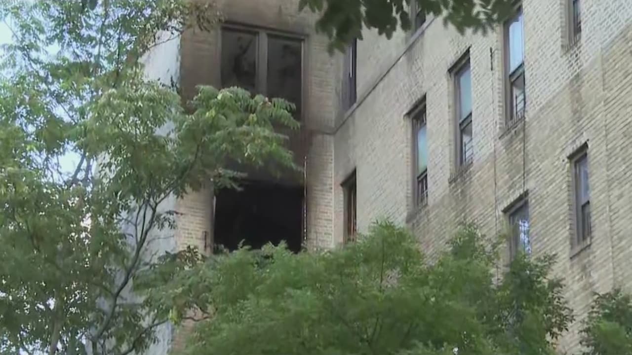 Un muerto y varios heridos tras incendio en edificio de El Bronx: un hombre saltó desde el cuarto piso