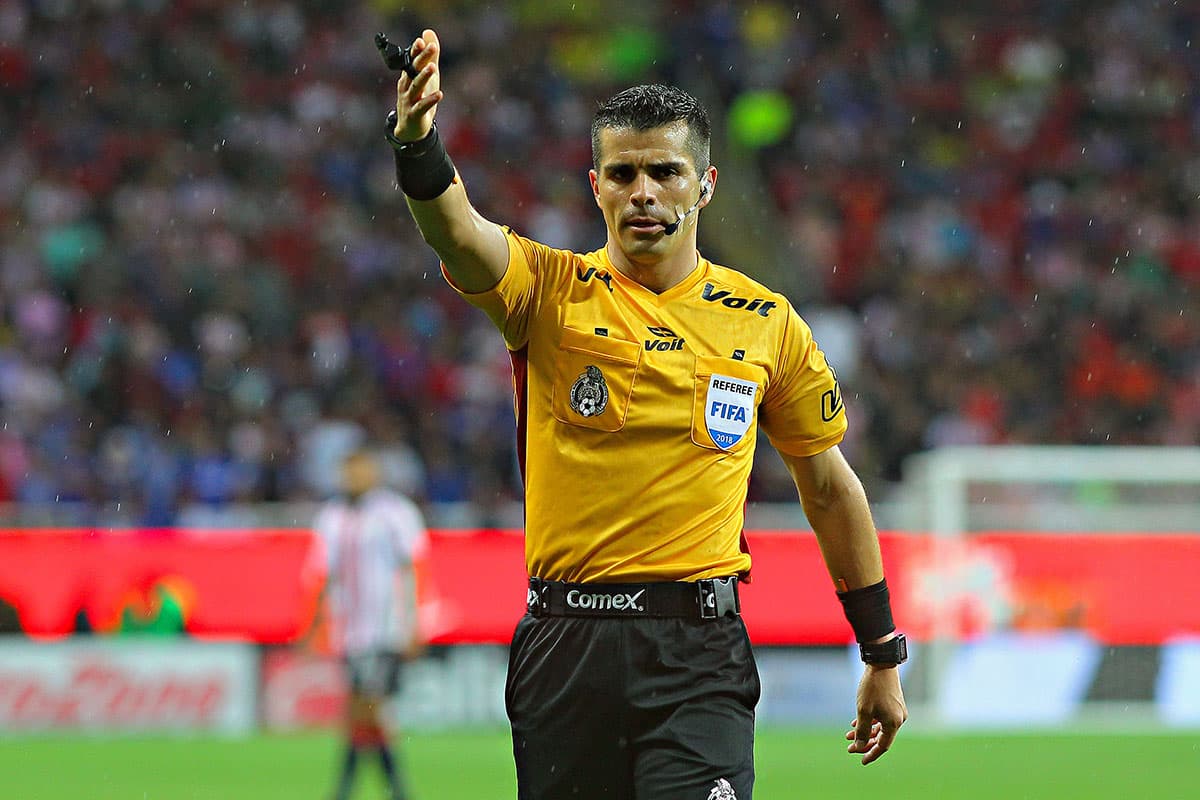 El árbitro Fernando Hernández autorizó el inicio del juego 25 minutos después de la hora oficial debido a la inundación de la cancha en el Estadio Akron.