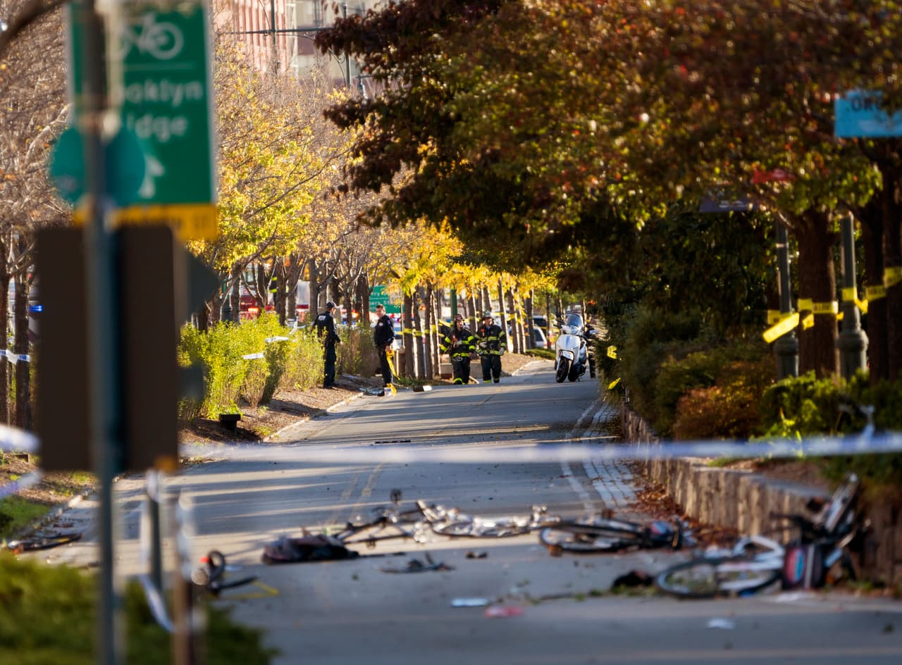 Según la policía de Nueva York, el vehículo entró al carril de bicicletas en la Calle West, unos bloques al norte de la Calle Chambers.