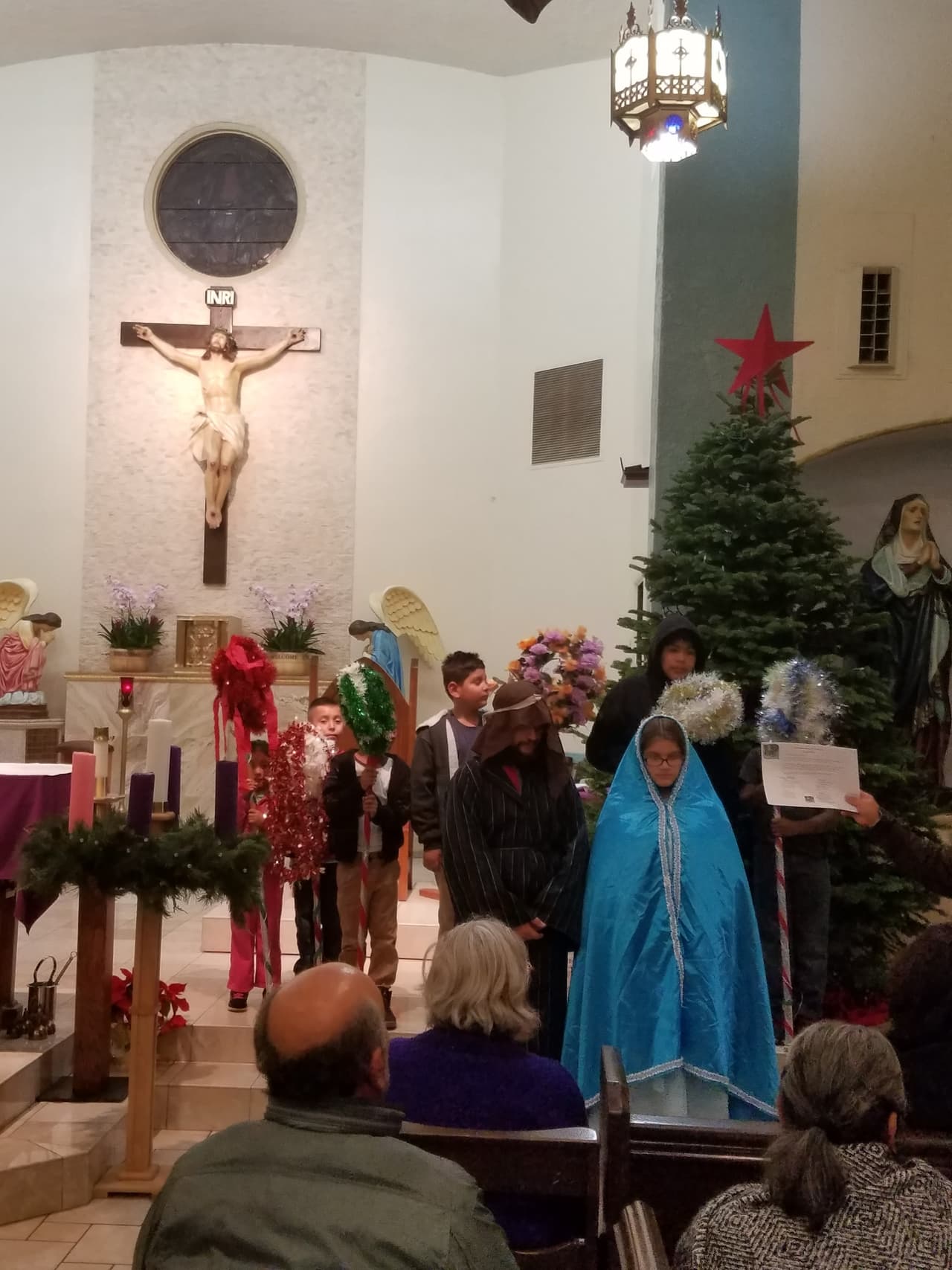 Los niños vestidos y listos para empezar la caminata de la posada.