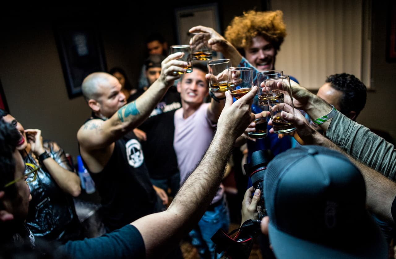 ¡Salud! O como brinda la banda de Residente 'Saha!' (en árabe) y 'Prost!' (en alemán) antes de los shows.