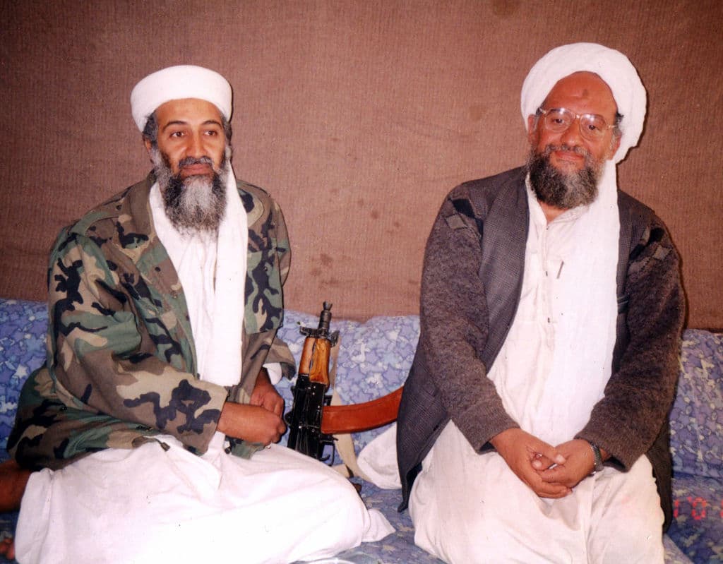 Osama bin Laden (izquierda) se sienta con su asesor Ayman al-Zawahri. FOTO SIN FECHA