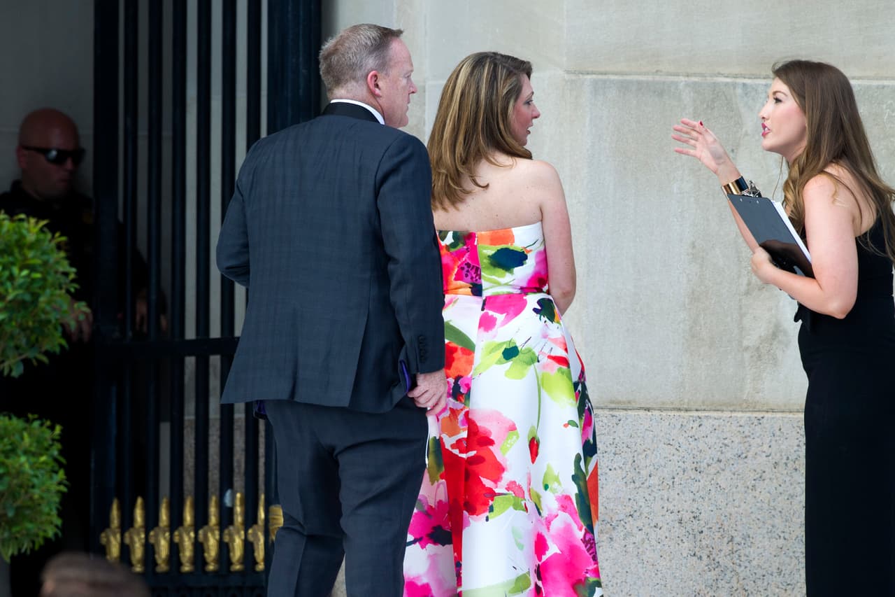 A la boda también asistió el secretario de prensa de la Casa Blanca, Sean Spicer, acompañado por su esposa Rebecca Miller. En la imagen, la pareja va llegando a la boda, que se celebró en el auditorio Andrew Mellon, en Washington. Además estuvieron invitadas otras caras del gobierno, como el secretario de Vivienda y Desarrollo Urbano, Ben Carson; el de Comercio, Wilbur Ross; el de Seguridad Nacional, John Kelly; el director de la CIA, Mike Pompeo y el jefe de la Agencia de Protección Ambiental, Scott Pruitt, entre otros.