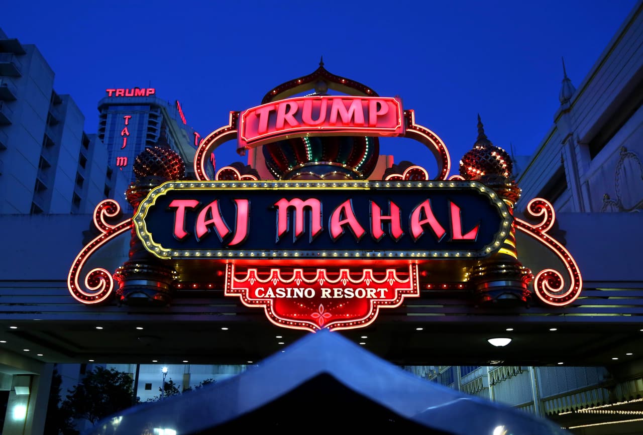 El Trump Taj Mahal, en Atlantic City, Nueva Jersey, fue el último hotel y casino propiedad de Donald Trump, hoy virtual nominado republicano. Costó $1,000 millones y a su inauguración en 1990 asistieron estrellas como Michael Jackson. Actualmente continúa operando bajo propiedad del inversionista multimillonario Carl Icahn. Aquí su entrada principal el 26 de mayo, 2016.