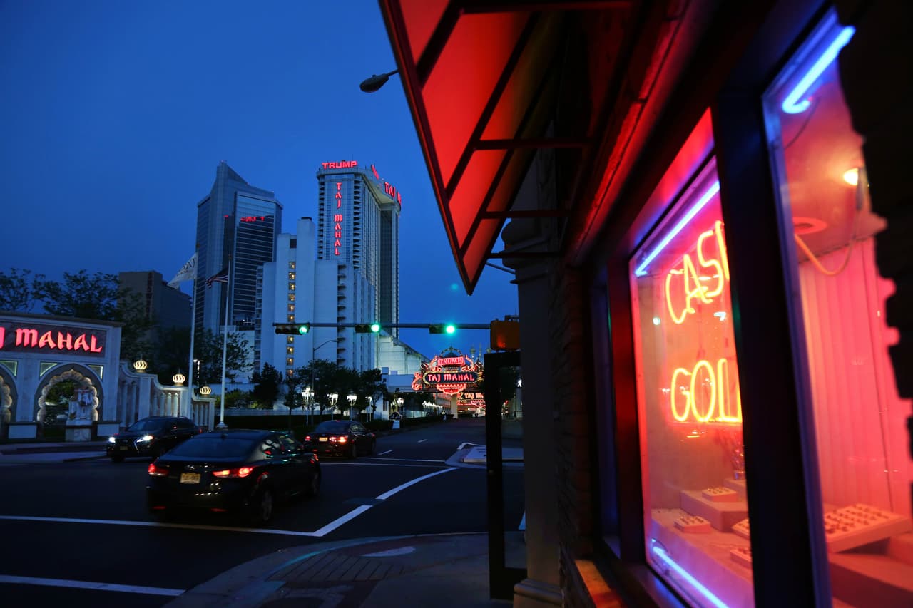 A los alrededores del Trump Taj Mahal hay un sinnúmero de casas de empeño, moteles y restaurantes de comida chatarra china, en Atlantic City, Nueva Jersey, 26 de mayo, 2016.