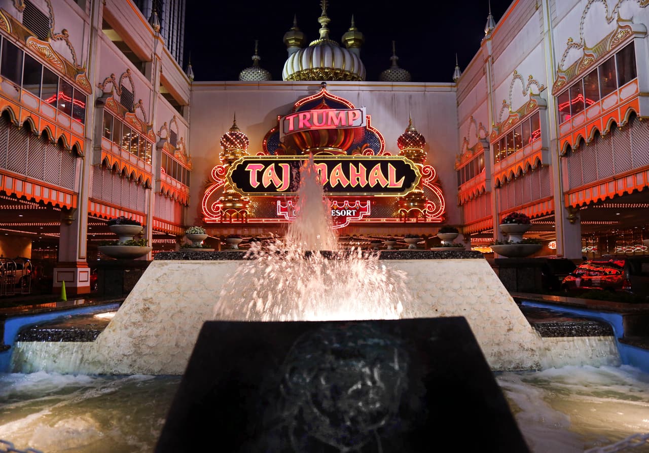 A la entrada del Trump Taj Mahal una placa con la imagen de Donald Trump, su antiguo propietario, dice: "La junta de administradores y los residentes de Atlantic City le agradece a Donald Trump por su bondad y por todo lo que ha hecho por la ciudad", en Atlantic City, Nueva Jersey, 26 de mayo, 2016.