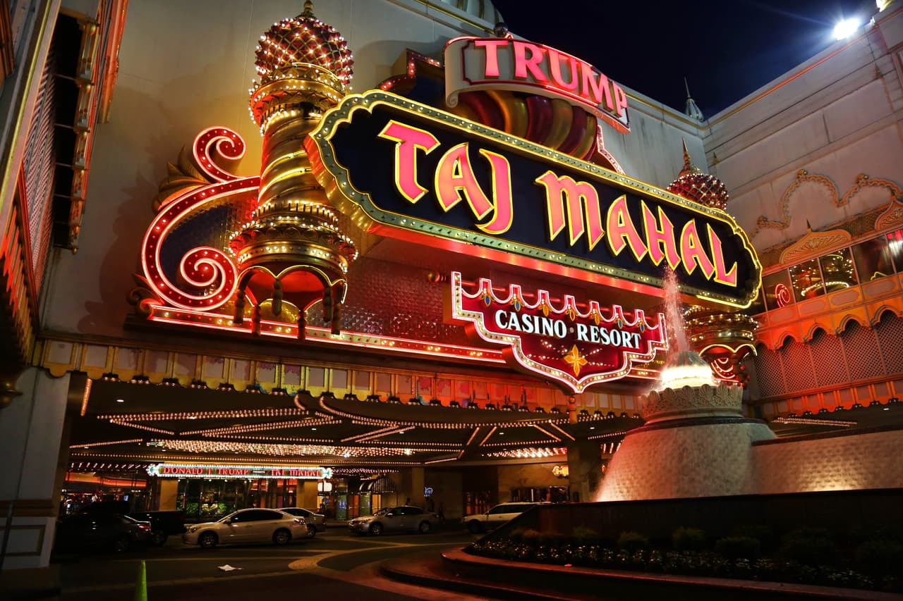 El Trump Taj Mahal fue el primer casino en ofrecer un show de striptease, llamado Scores, el cual abrió en 2013. El intento por traer más ingresos no funcionó y el casino se fue a bancarrota en septiembre 2014.