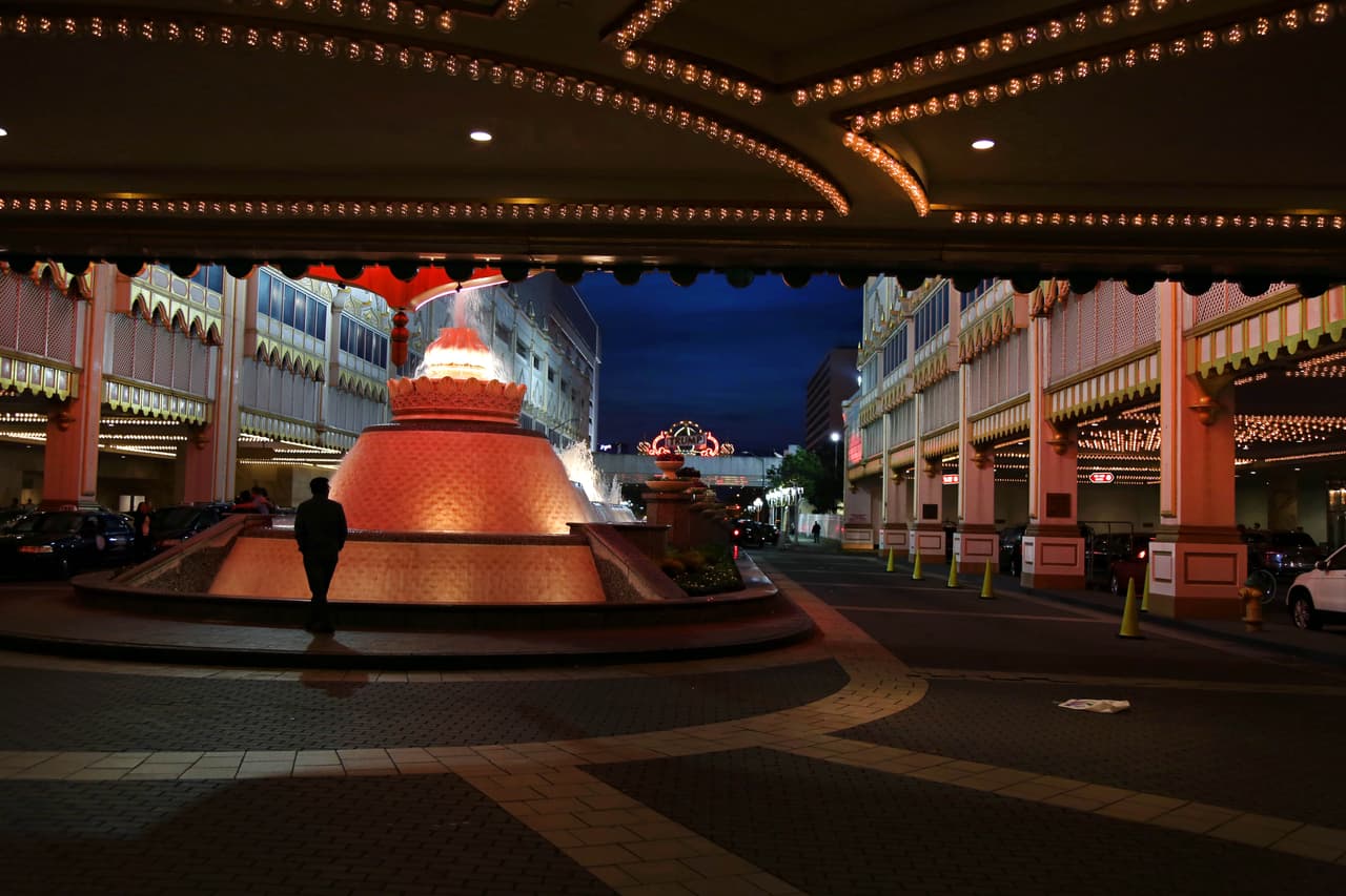 Un hombre espera a sus amigos frente a la entrada del Trump Taj Mahal en Atlantic City, Nueva Jersey, el 26 de mayo, 2016. En su inauguración en abril 1990 fue presentado como "la octava maravilla del mundo".