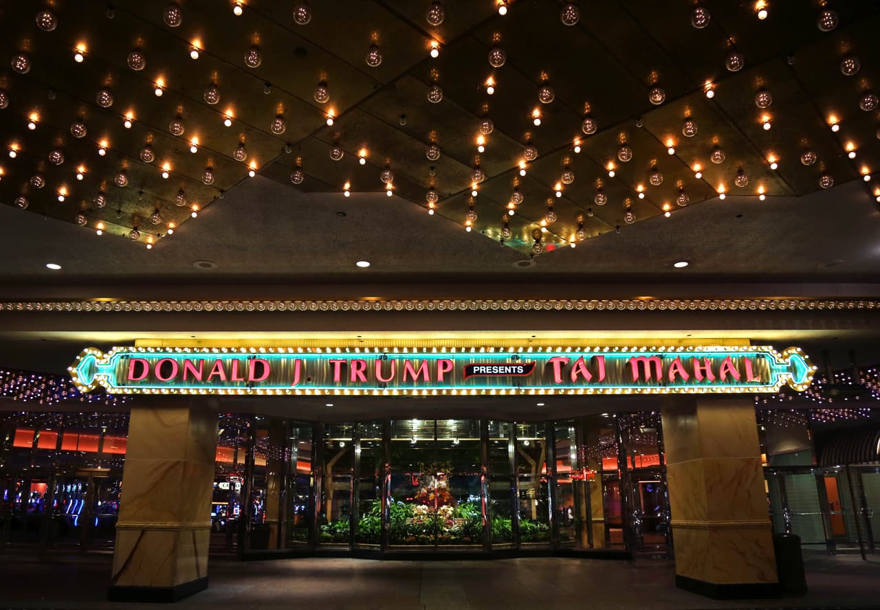 "Donald J. Trump presenta: El Taj Mahal". De haber cerrado cuando se fue a bancarrota en 2014, 3,000 personas hubieran perdido su empleo, Atlantic City, 26 de mayo, 2016.