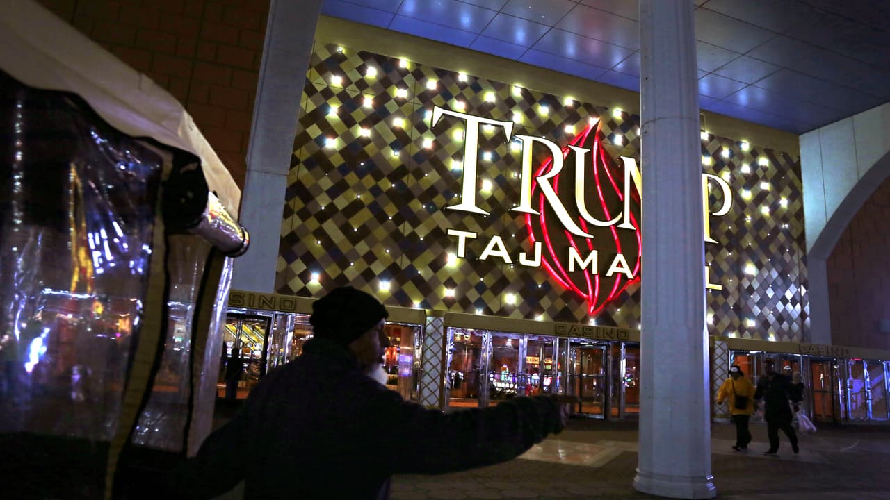 Mahmoud Bopti de Bangladesh maneja un carrito para transportar personas en el paseo tablado al frente del Trump Taj Mahal en Atlantic City, el 26 de mayo, 2016.