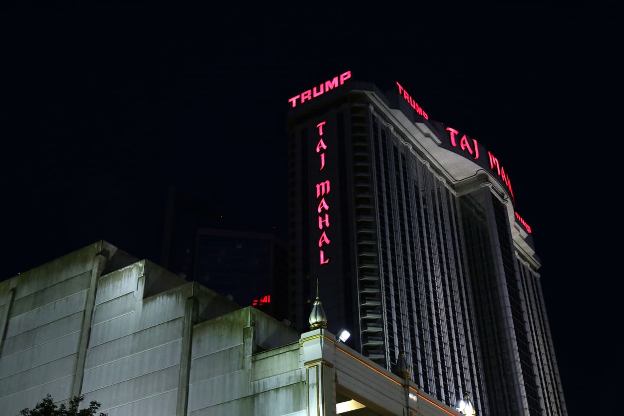 La Torre del Presidente en el fondo, y un estacionamiento al frente, en el Trump Taj Mahal, 26 de mayo, 2016.