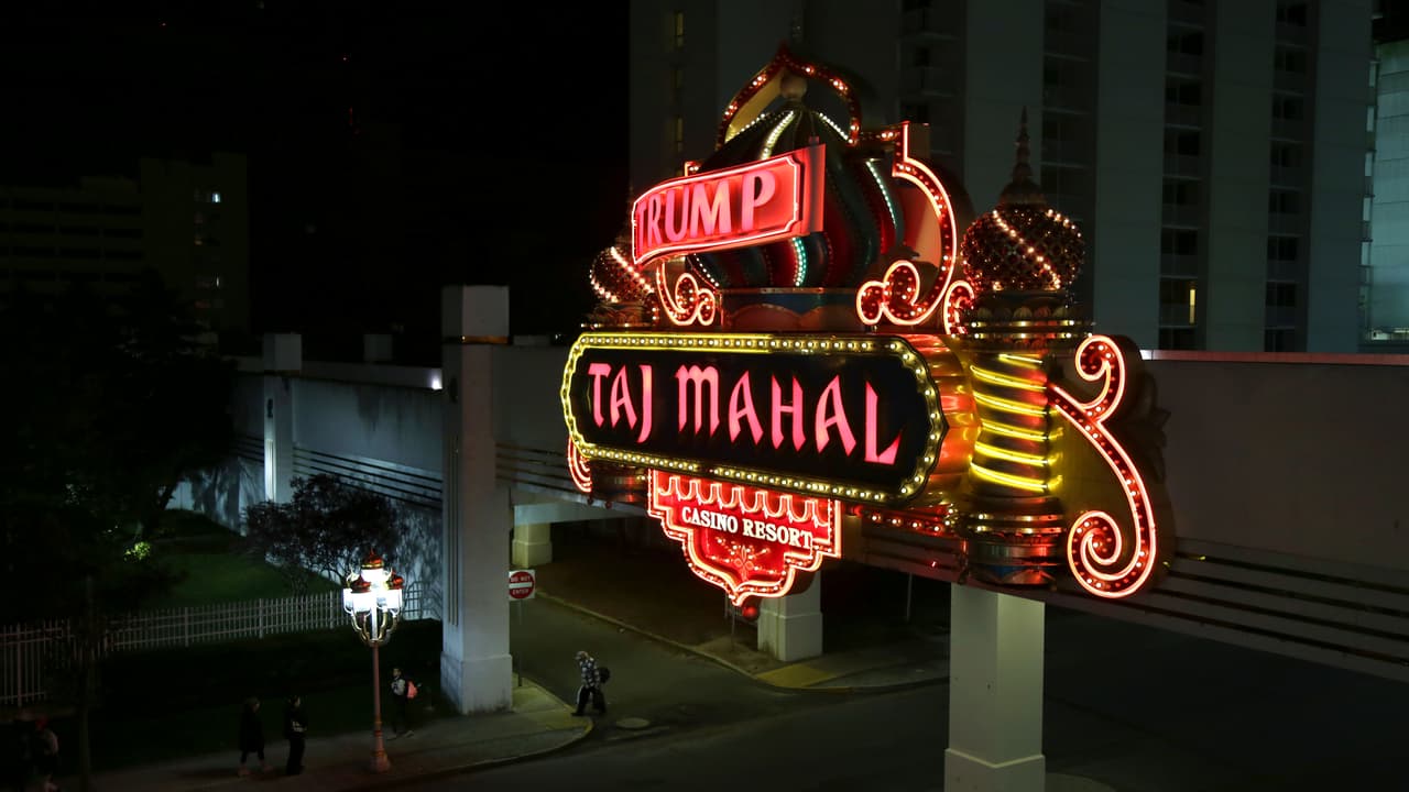 La entrada al estacionamiento del Trump Taj Mahal el 26 de mayo de 2016. De haber cerrado en 2014, hubiera sido el quinto casino en cerrar sus puertas en Atlantic City.