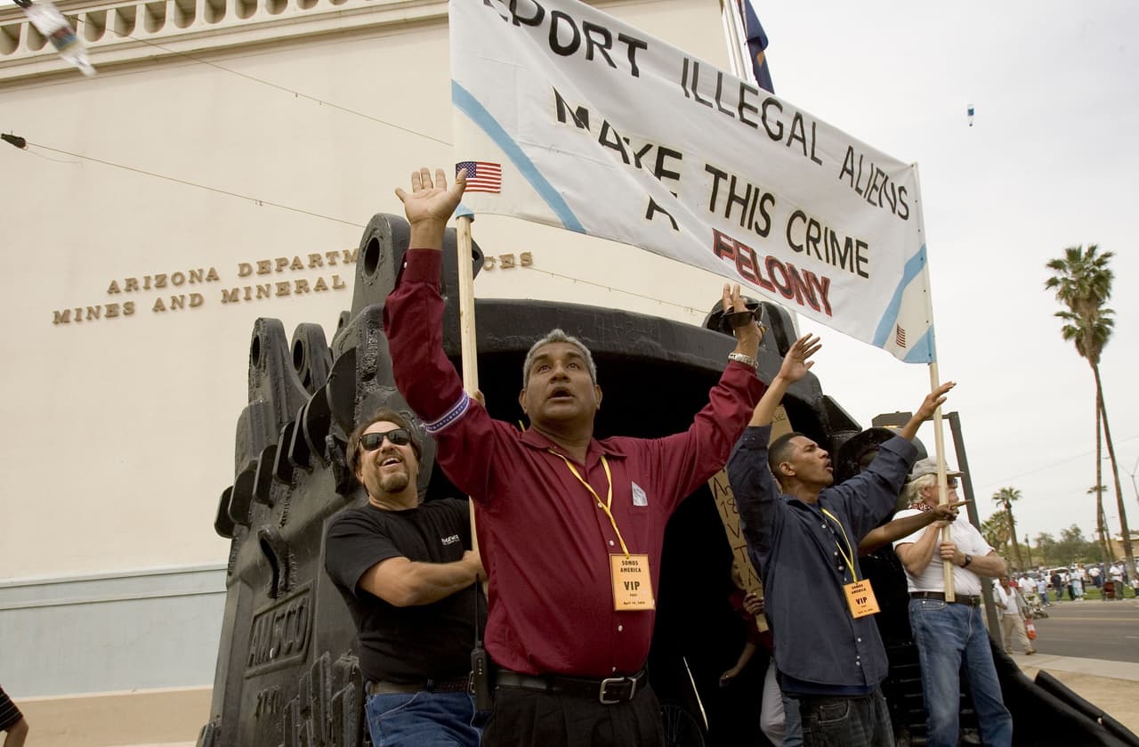 Dos activistas proinmigración protegen a un grupo de contramanifestantes antiinmigración en Arizona en 2006.
