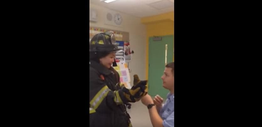 Bombero le pide matrimonio a maestra frente a sus estudiantes