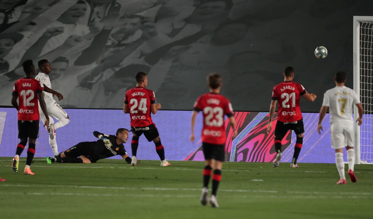 Al minuto 19, Luka Modric localizó a Vinícius Júnior y lo dejó solo para que el brasileño bombeara la pelota ante la salida del arquero visitante.