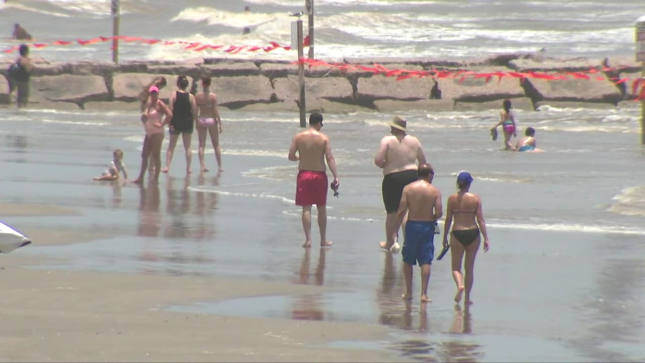 Disfrute su visita a la playa, pero tenga en cuenta algunas medidas básicas de prevención. Por ejemplo, evite consumir ostras u otros mariscos crudos o semicocidos. La infección por la bacteria vibrio vulnificus también puede ocurrir por esta razón.