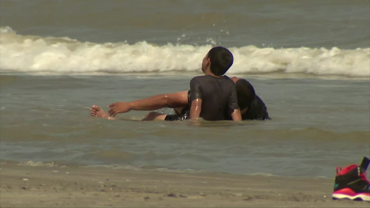 Los chapuzones en las olas del mar son muy divertidos, especialmente para los más chicos. Permanezca al lado de sus hijos todo el tiempo, no se confíe de que otros los están cuidando.