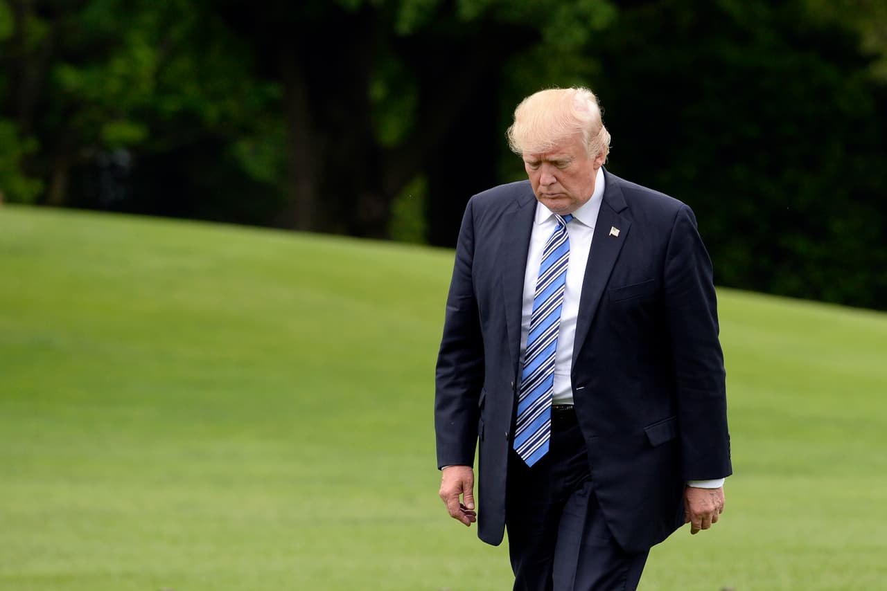 La decisión de Trump de sacar al director del FBI es muy criticada pero ni empeora ni mejora su baja popularidad