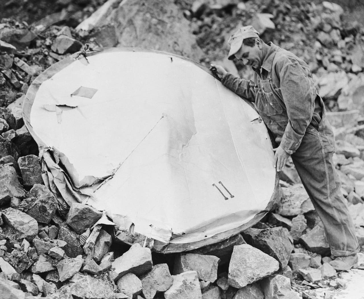 Un empleado de una compañía de cemento de West Orange, Nueva Jersey, explora los restos de lo que sospechaban era un objeto extraterrestre que cayó en una cantera, en 1952. Las autoridades descartaron que el disco fuera un OVNI y dijeron que su ubicación y condición indicaban que podría haber sido arrojado desde un avión.