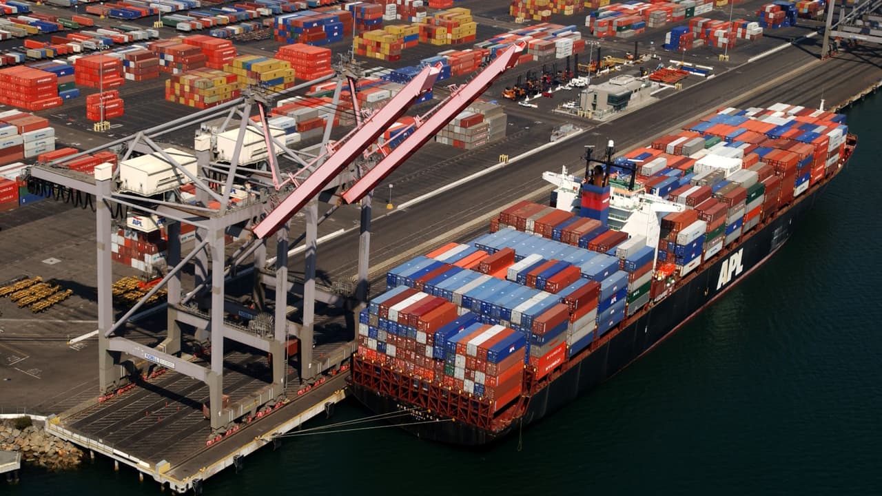 Cada día 
<b><a href="https://twitter.com/MXSOCAL/status/1441538793991925766" target="_blank">aumentan los barcos de carga que están estancados en los puertos de Long Beach y de Los Ángeles,</a></b> los cuales, además de aumentar la contaminación ambiental, están a la espera de ser descargados, causando retrasos en todas las industrias que esperan estos productos en todo el país.