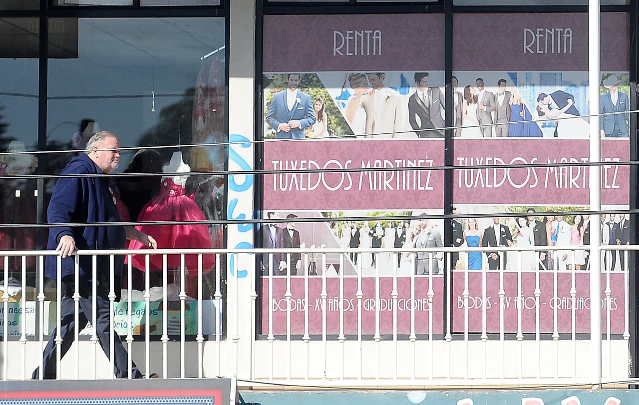 De cara a la boda de su hija 
<b><a href="https://www.univision.com/entretenimiento/revelan-detalles-del-vestido-de-novia-que-supuestamente-usara-meghan-markle-en-su-boda-con-harry">Meghan Markle</a> </b>con el
<b> <a href="https://www.univision.com/entretenimiento/calculan-que-la-boda-de-meghan-markle-y-el-principe-harry-costara-45-millones-de-dolares">príncipe Harry</a></b>, 
<b>Thomas Markle</b> acudió a una tienda de la alquiler de tuxedos en Rosarito, un poblado mexicano cerca de la frontera con Estados Unidos en el cual reside.