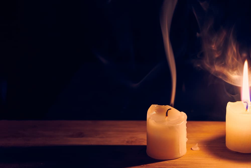 <h3 class="cms-H3-H3">Cómo apagarla</h3>
<br>De preferencia, las velas se apagan con un apaga-velas, en caso de no tener con una cuchara de metal está perfecto. No debes soplarle a la vela, pues al hacerlo generas humo, y esto no es recomendable energéticamente.
<br>