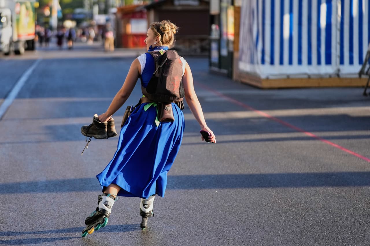 Una camarera se dirige al trabajo en patines antes de la inauguración de la 191.ª edición del festival de la cerveza Oktoberfest en Múnich, Alemania, el sábado 19 de septiembre de 2026.