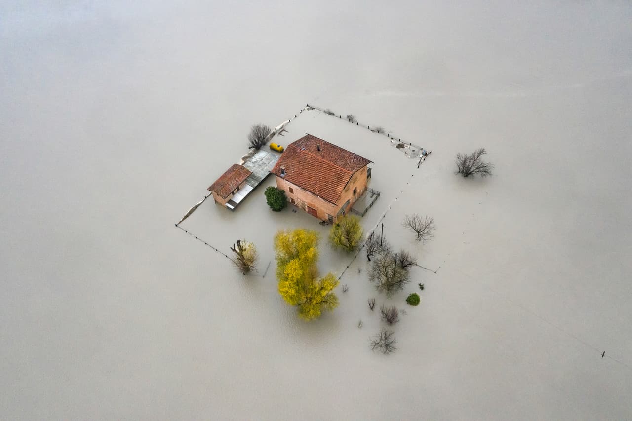 <b>‘Inundación’</b>
<br>
<br>Esta imagen fue ganadora en la categoría ‘ambientes del futuro’. Muestra una casa sumergida en la inundación que dejó el desborde del río Panaro, en el valle del Po, Módena, Italia.
<br>
<br>“El premio celebra la capacidad de la humanidad para sobrevivir e innovar, muestra imágenes que llaman la atención sobre nuestro impacto y nos inspiran a vivir de manera sostenible”, explicó la organización del concurso.
<br>
