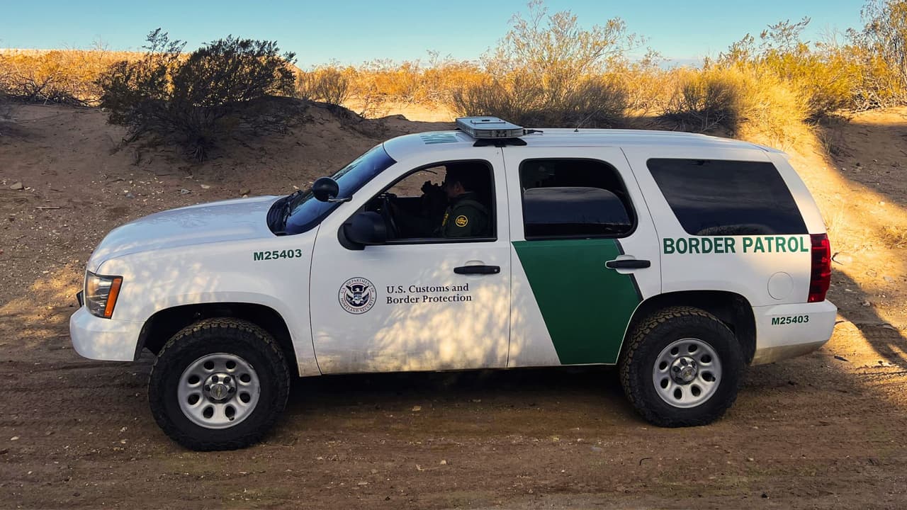 Las autoridades fronterizas patrullan al sur de Texas, cerca de México, en busca de migrantes irregulares.